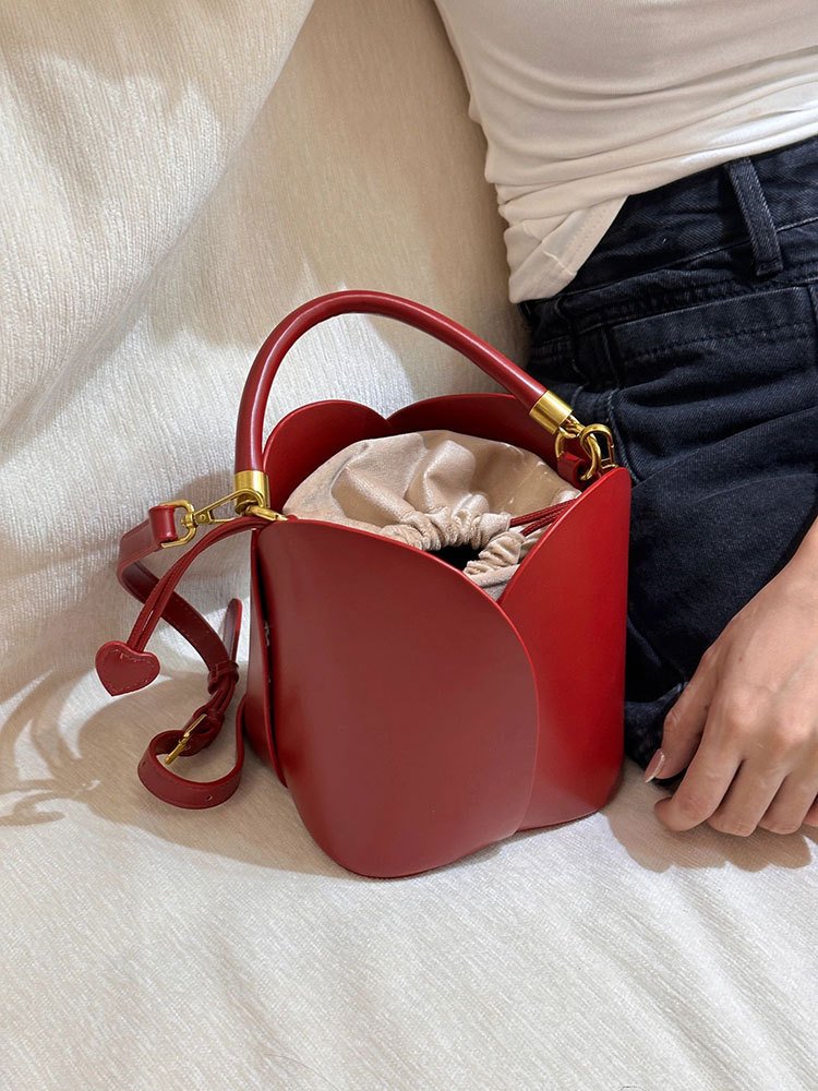 Sac seau rouge pétale femme en simili cuir – Image 4