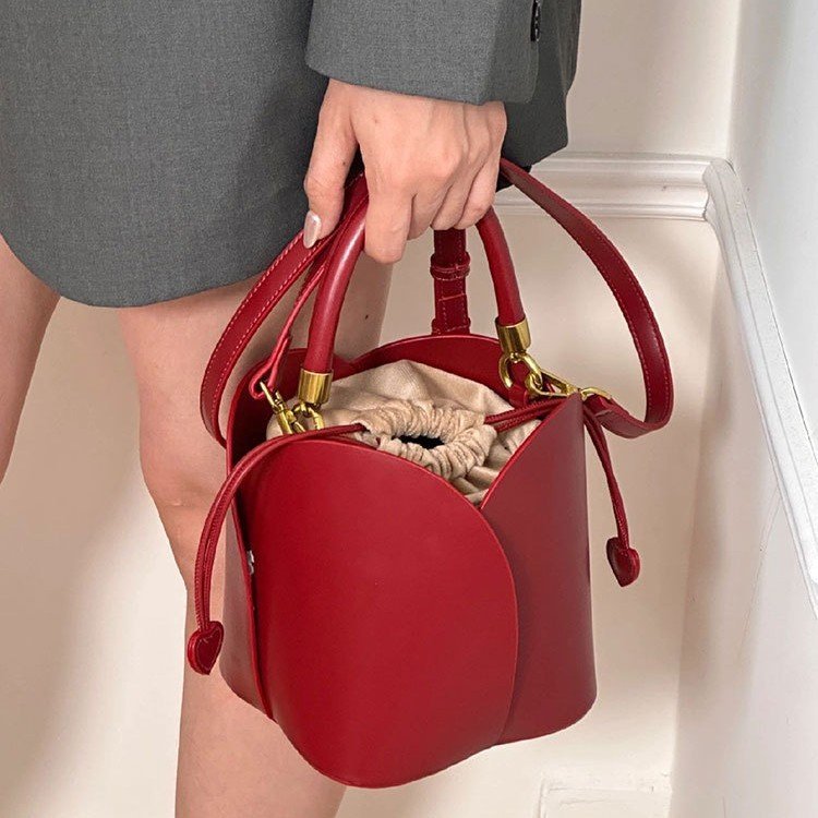 Sac seau rouge pétale femme en simili cuir – Image 5
