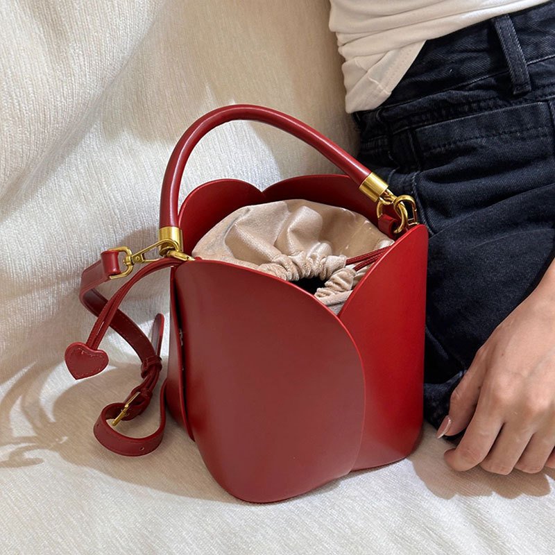 Sac seau rouge pétale femme en simili cuir